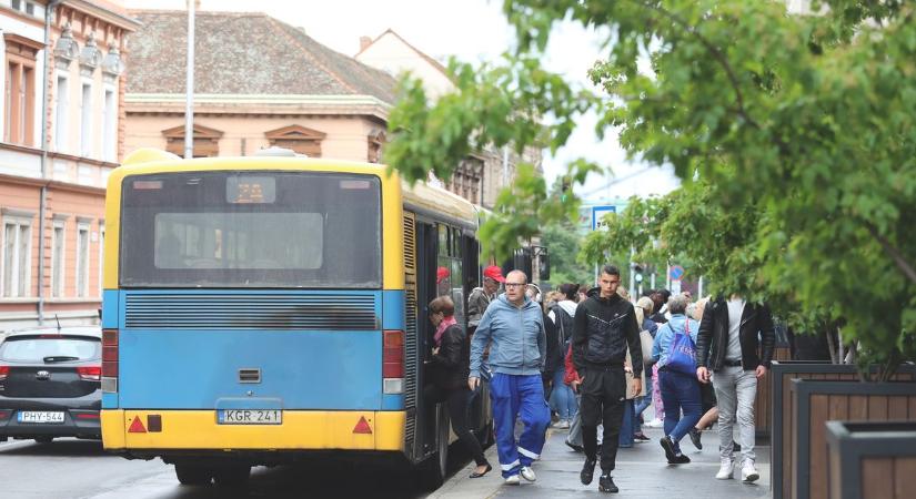 Kiakadtak a pécsiek: buszon cigarettázott egy utas
