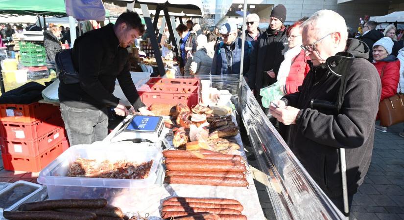 Hurka, kolbász és pecsenye édes illata szállt a szolnoki Hild téren – galériával