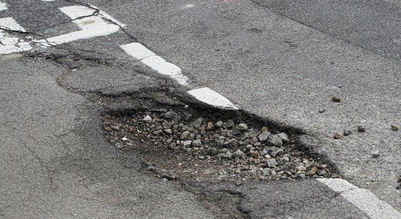 Kátyúvészhelyzet Budapesten: Karácsony megmondta, mikorra teszik rendbe az utakat