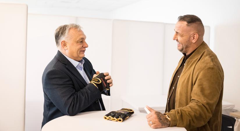 Orbán Viktor elárulta Curtisnek: Nem idegen számára a "zsákolás"