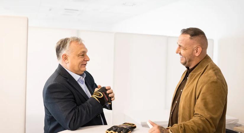 "Győzelemre!" - Nem akármit írt alá Orbán Viktor