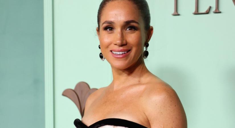 Meghan Markle osztrigafehér ruhában idézte meg a hollywoodi glamourt: királynőként ragyogott a "vörös" szőnyegen