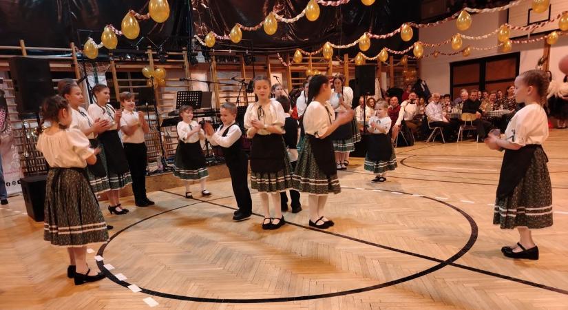 A hagyomány közösségmegtartó ereje – svábbál Ajkán (galéria, videó)