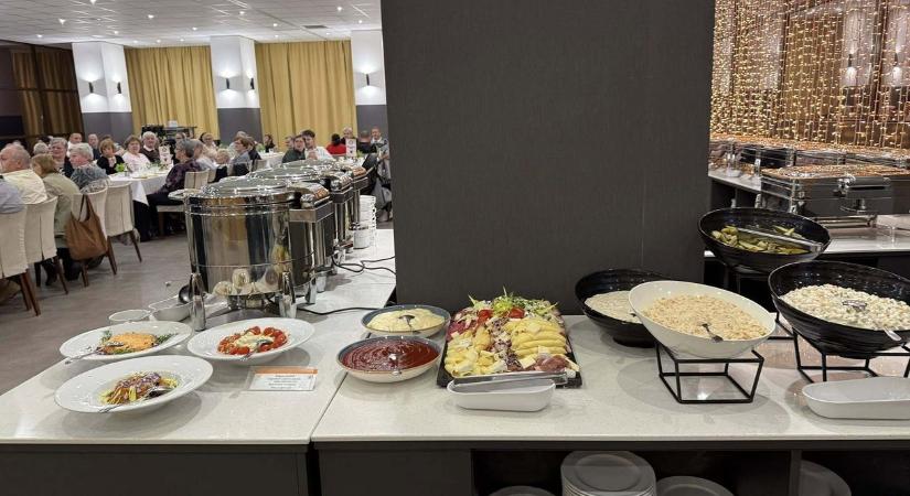 Elmaradt a bál, ezért 130 rászorulónak tartottak vacsorát egy soproni hotelben