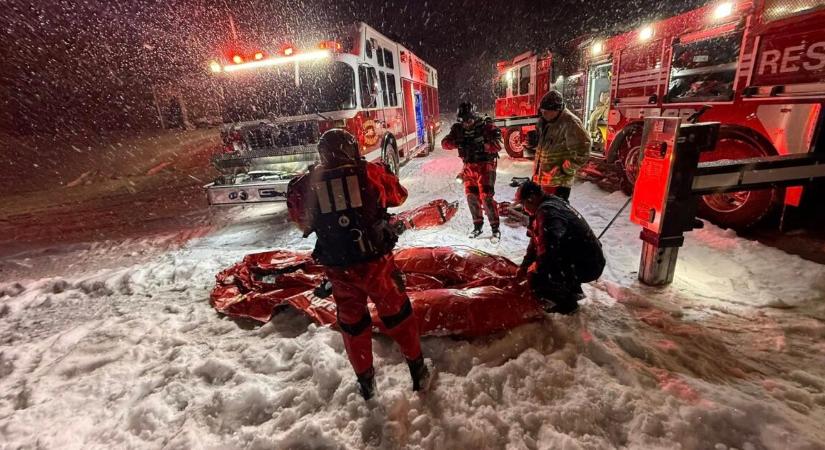 Drámai életmentés a hidegben – jeges vízben rekedt sofőrt mentettek ki a tűzoltók