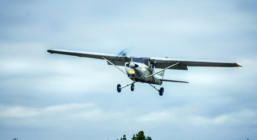 Csodával határos kényszerleszállás – autópályán landolt egy repülő