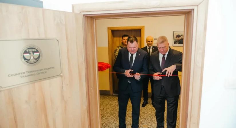 „Teljesen alkotmányellenes módon hozták létre” – a Dodikéknál nyitott TEK-iroda többeket kiakasztott Bosznia-Hercegovinában