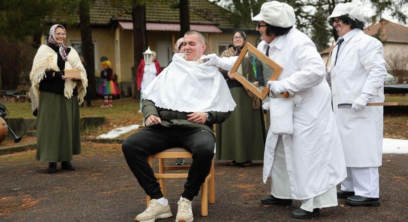 Menekülnek a férfiak a parádsasvári nők elől - videóval