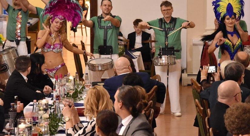 Karneváli hangulat: nagyot szólt a meglepetés latin show a jubileumi menedzser bálon – galériával, videóval