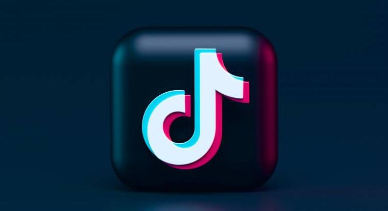 Európai Bizottság: sértheti az uniós szabályokat a TikTok függőséget okozó kialakítása