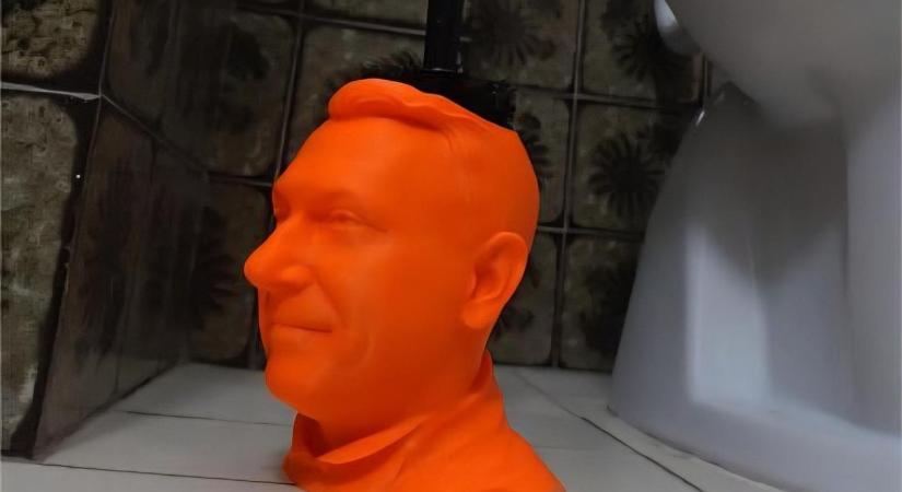 Árverésre bocsátottak egy Lázár János fejéről mintázott vécékefetartót, kétmillió forintért el is kelt