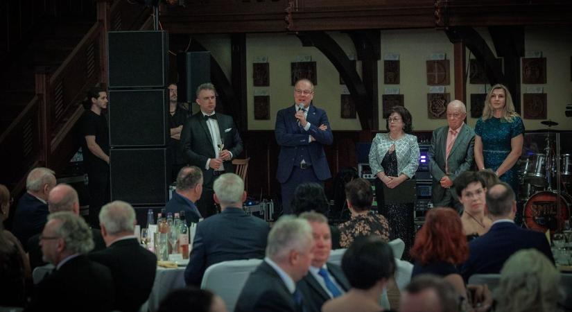 A jogásztársadalom ünnepe volt a dunántúli bál Sümegen (galéria)