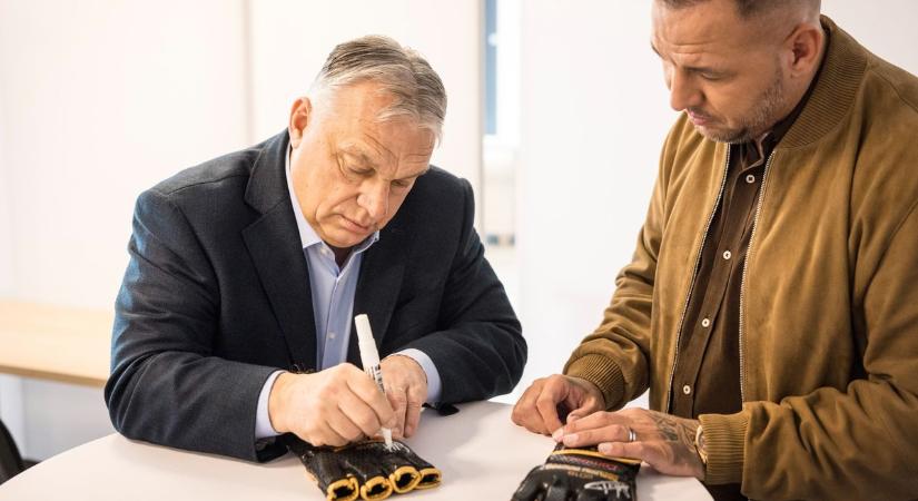 Ezt kérte Curtis Orbán Viktortól Szombathelyen - videó