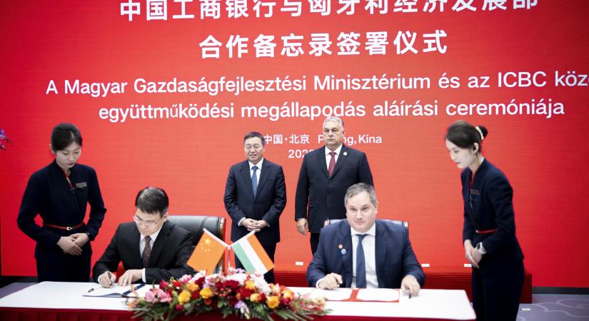 Az NGM hazugnak és megtévesztőnek tartja a „Magyarország-felárat” alkalmazó kínai e-kereskedelmi óriást