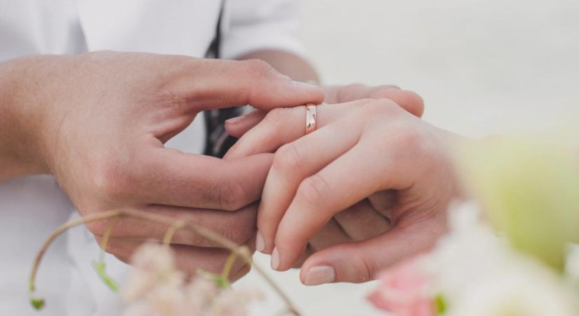 A kavicsok közt egy