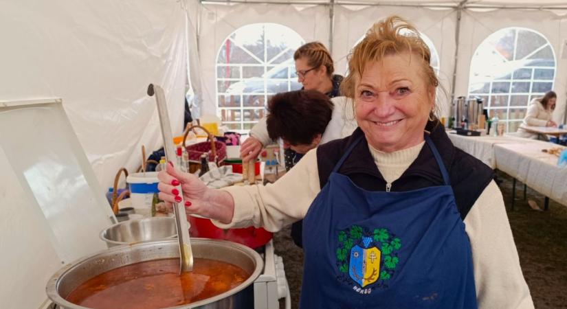 Egy asztalnál a falu: másodszor rendezték meg a közösségi disznótort Héregen  Fotók, videó