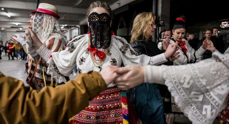 Jó ürügy a farsang arra, hogy az ember jelmezbe öltözve másnak látszódjék, mint ami