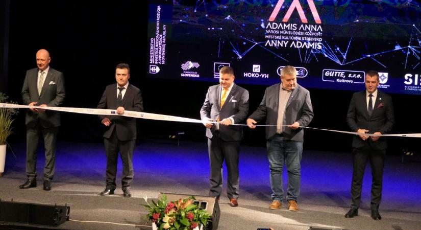 Meghitt ünnep és új kezdet Gútán: átadták az Adamis Anna Városi Művelődési Központot