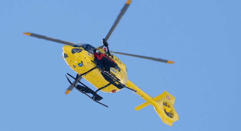 Eltört az olimpián indult sztársíző lába - így vitte el a helikopter