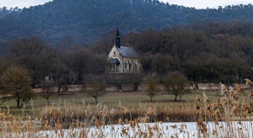 Különleges kegyhelyet rejt a bájos kápolna: itt szállt sírba az Ördöglovas legendája  Fotók