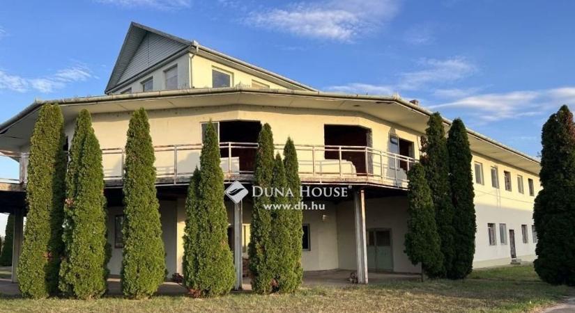 Közel 1 milliárdért tiéd lehet a félig kész ingaltan Gyöngyösnél