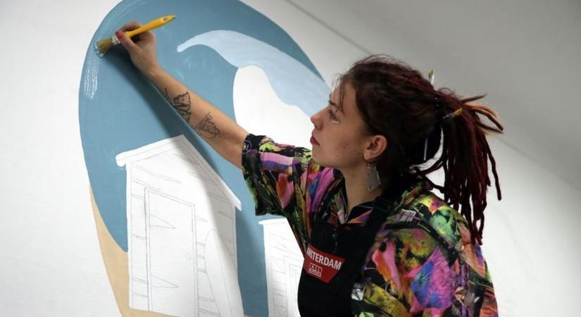 Űrhajót és tengerpartot varázsol a beteg gyerekeknek a kaposvári születésű festőművész