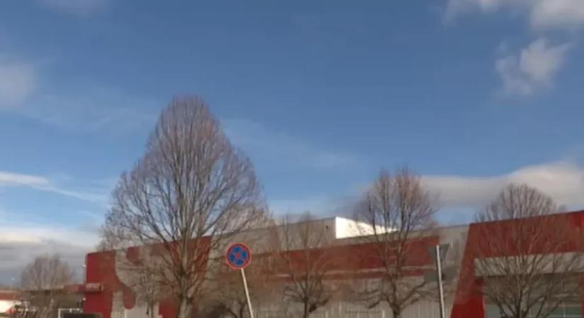 Rosszul lett egy budapesti irodában, magára hívta a mentőket, egy órán át keresték, de mire megtalálták, meghalt