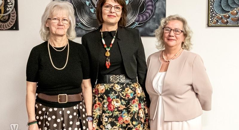 Pont-világ a lélek csendjéből - Csűrös Melinda tárlata a sárvári könyvtárban