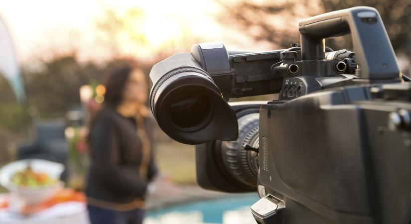 Dermesztő baki akasztotta meg a köztévé élő adását, ilyen még a világon nem fordult elő