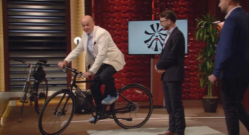 „Ez ilyen cirkuszi szám is” – Moldován András bringára pattant a Cápák közöttben