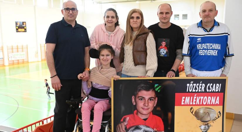 Nem gyakran látni ennyi könnyező férfit egy sportcsarnokban – megható összefogás Kunhegyesen – galériával, videóval