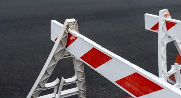 Gázszivárgás miatt korlátozzák a forgalmat a Mónus Illés utcában