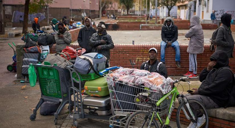 Itt a vége a schengeni határoknak? Félmillió migráns kaphat papírokat Spanyolországban