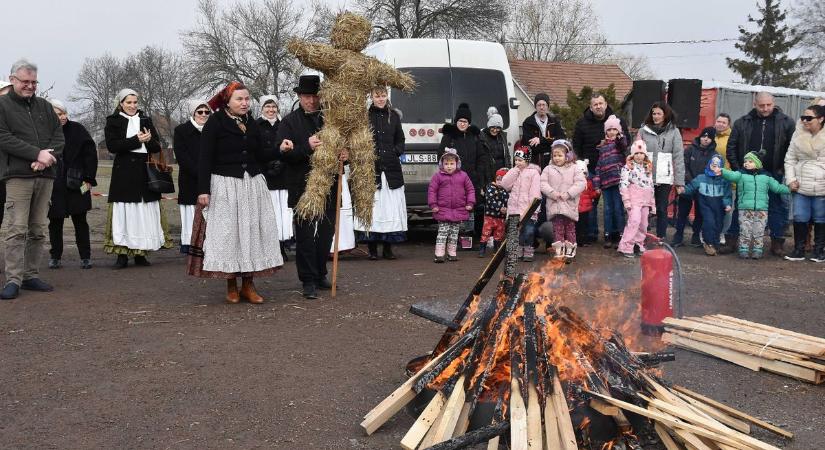 Máglyára dobták Farsang Jancsit, minden bajt elűztek a tavaszváró programon – galériával, videóval