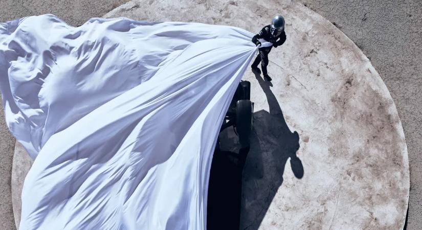 A Cadillac a Super Bowl alatt, a Times Square-en leplezte le a 2026-os autófestését – videó