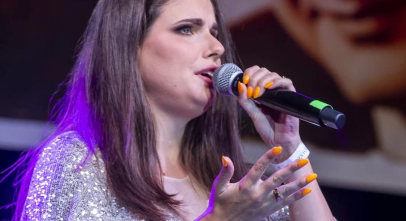 Tűzesete után lóháton érkezik a segítség Agárdi Szilvinek