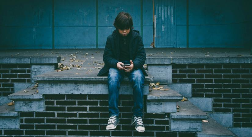 Kiderült: eddig az életkorig nem lenne szabad telefont kapniuk a gyerekeknek