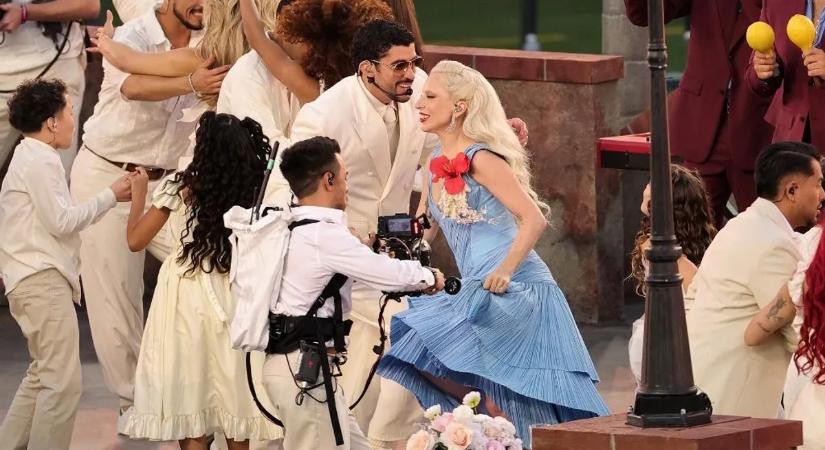 Lady Gaga és Ricky Martin dobta fel a half-time show-t a Super Bowl félidejében – videó
