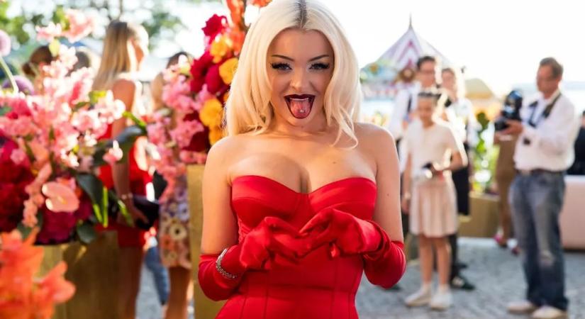 Előkerültek a hatalmas cicik, fotón az énekesnő gömbölyű büszkeségei