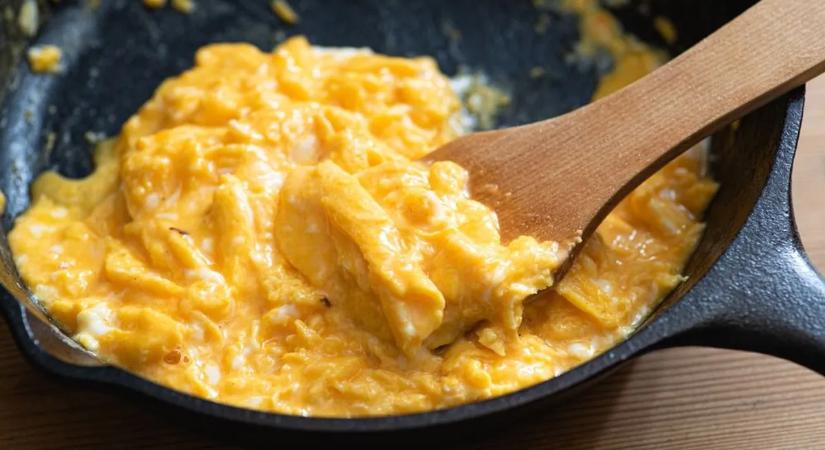 Ettől az egyszerű hozzávalótól lehet még krémesebb a tojásrántotta