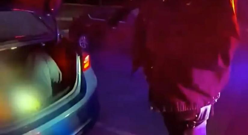 A rendőr is elképedt, mit talált az igazoltatott autó csomagtartójában – videó