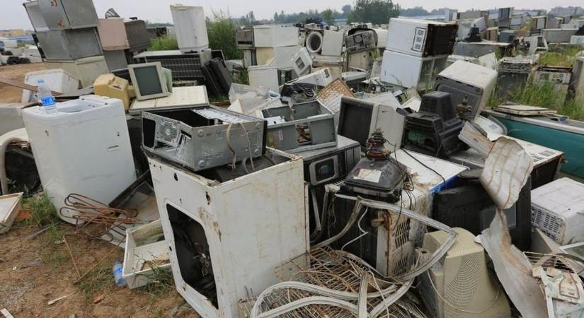 Veszélyes hulladékokat halmozott fel az udvarán egy devecseri férfi, börtönbüntetésre ítélték