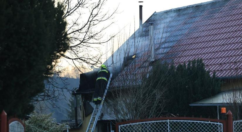 Tűzeset Sióagárdon: a lángok a lakóépületet is elérték