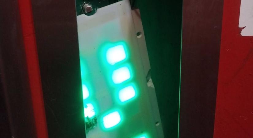 Tönkretettek egy liftet egy szolnoki társasházban, a lakók levelet írtak a rongálónak