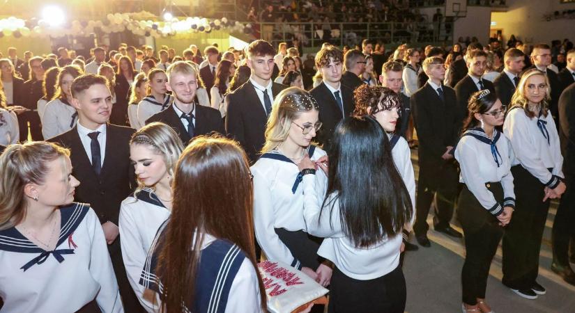 Méltó ünnep a végzősöknek – így telt a szalagavató Dombóváron (képgaléria)