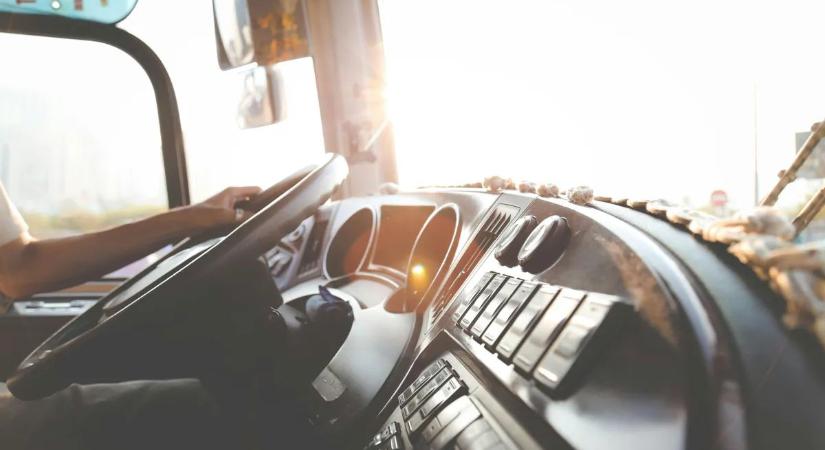 A feldühödött férfi étellel leöntötte a kalauzt, kétszer megrúgta a hatvani állomáson