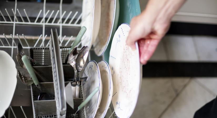 Ezt a hibát sokan elkövetik a mosogatógéppel – 3 fontos érv is szól ellene