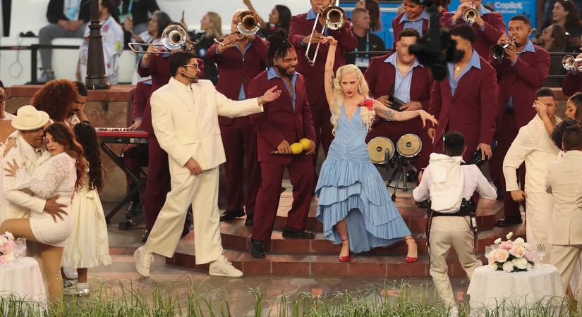 Gigantikus örömdemonstráció a Super Bowl félidei show-jában: Bad Bunny mellett Lady Gagával és Ricky Martinnal dörgölték Trump orra alá a latin büszkeséget