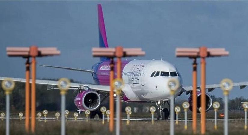Mi jön még? Vadászgépek tapadtak a Wizz Air repülőjére