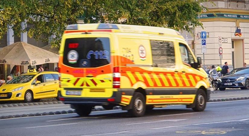 Több mint egy órán keresztül keresték a mentők a beteget az egyik budapesti irodaházban, mire rátaláltak, halott volt